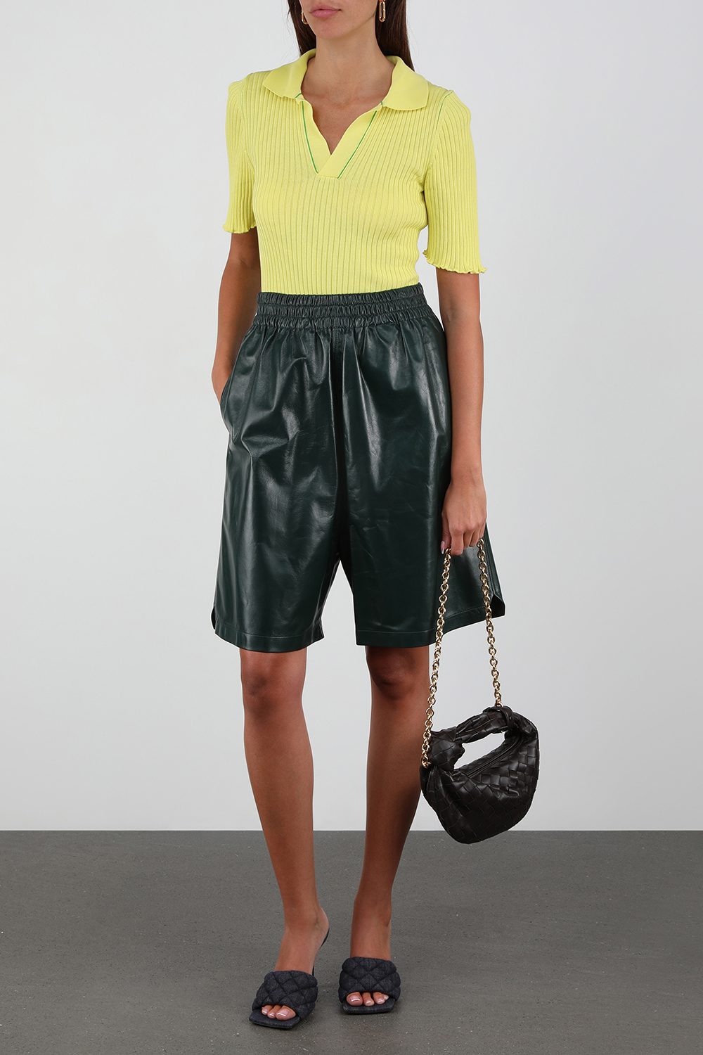 מכנסי עור קצרים מבריקים